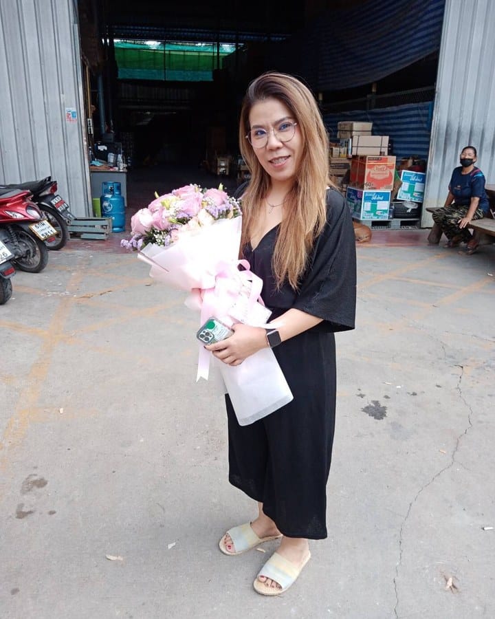 ลูกค้ากำลังรับช่อกุหลาบและยิปโซ สีชมพูและขาว (สินค้าอื่น)