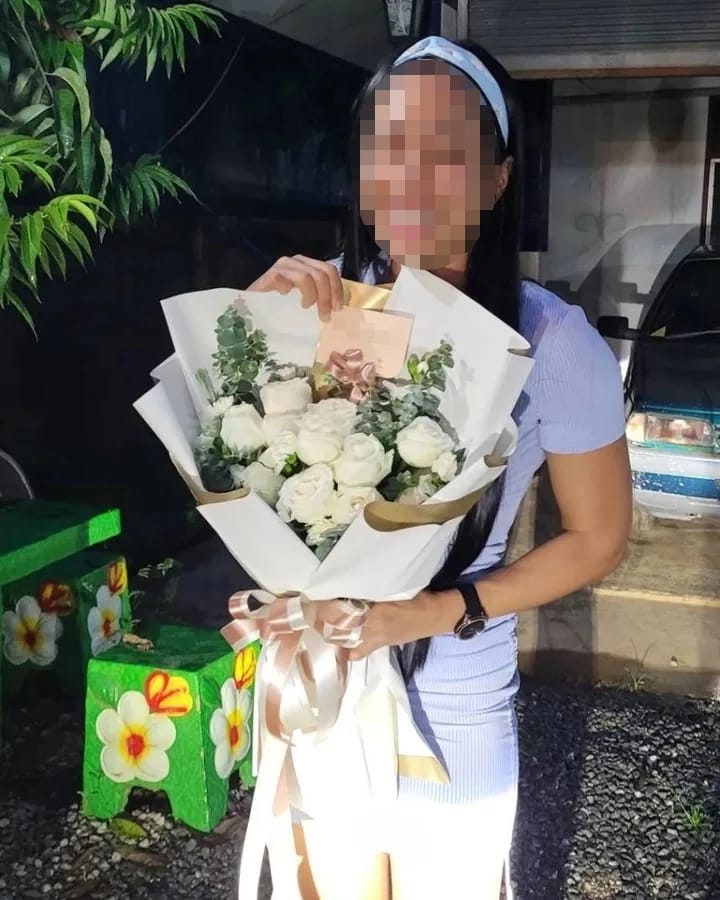 ลูกค้ากำลังรับช่อดอกไม้ที่คล้ายกัน มีกุหลาบขาว ใบยูคาลิปตัส (สินค้าอื่น)