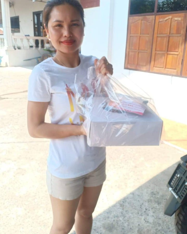 ลูกค้ากำลังรับช่อดอกไม้สีส้มและแดง (สินค้าอื่น)