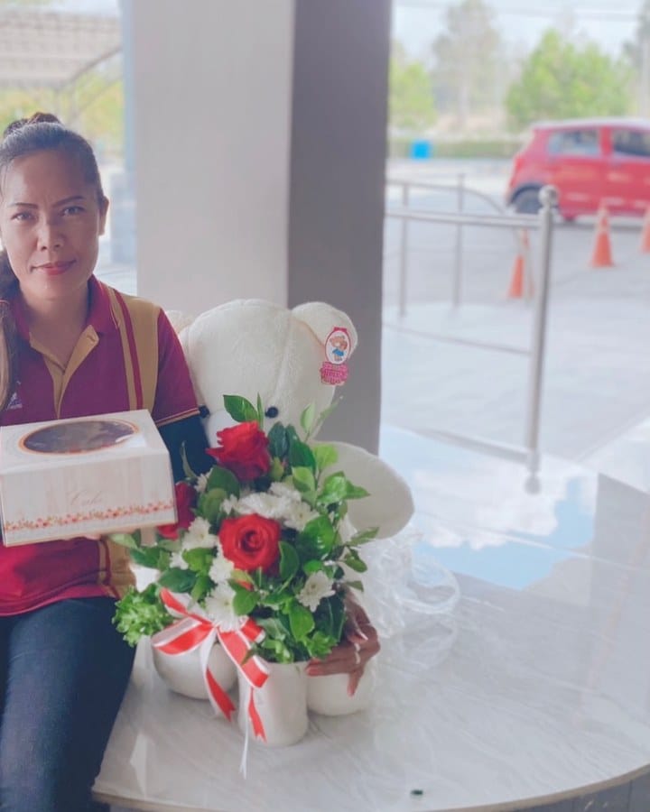 ลูกค้ากำลังรับช่อกุหลาบและยิปโซ สีแดงและขาว (สินค้าอื่น)