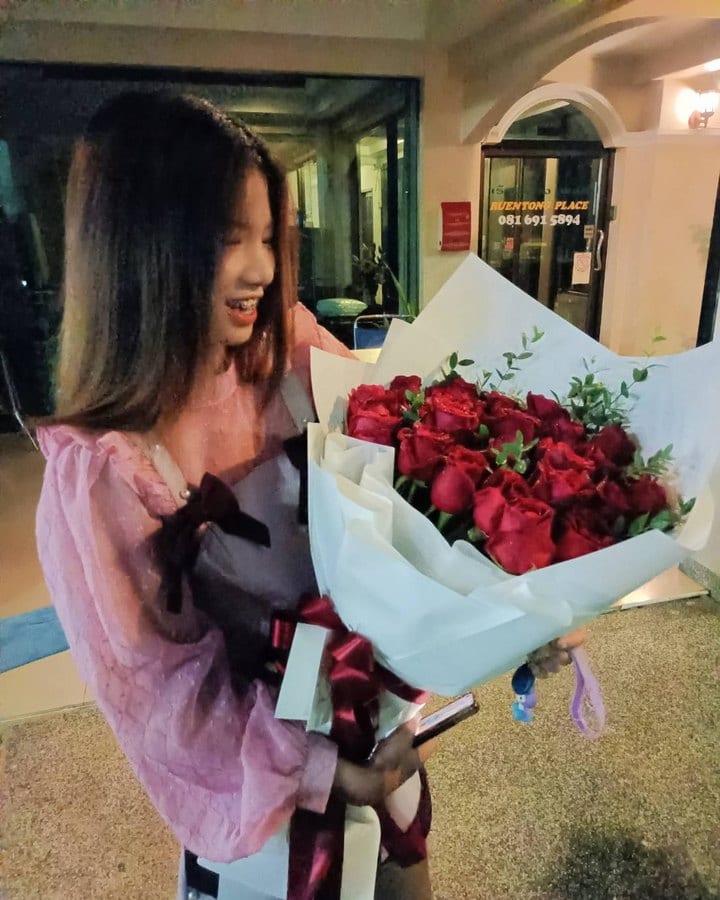 ลูกค้ากำลังรับช่อกุหลาบแดง (สินค้าอื่น)